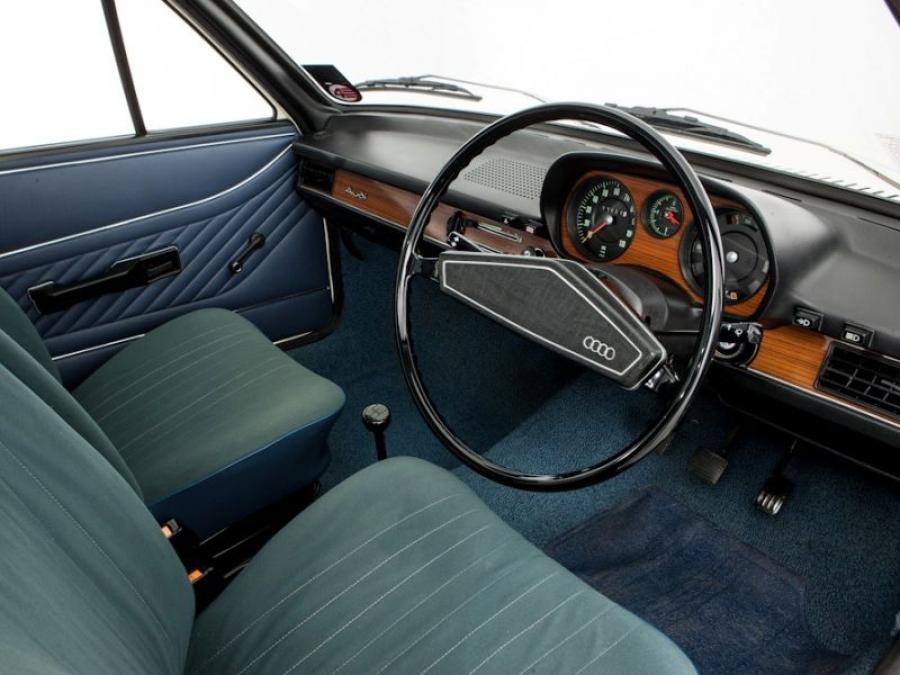 Интерьер Audi 80 LS 4-Door Sedan (B1) 1972 года  (UK) (фото 4 из 6)